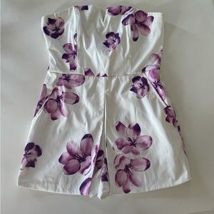 Strapless Romper. White and purple flowers.